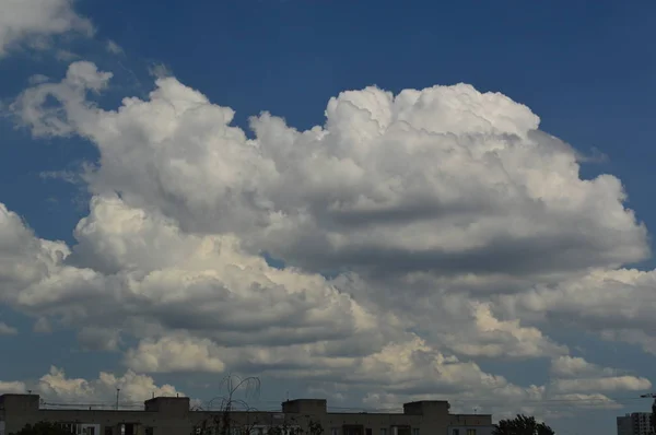Grandi nuvole bianche su uno sfondo cielo blu — Foto Stock