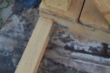 Bir ağaçtan düğüm ler ve tasarımlar oluşturmak, bir çerçevenin sabitlemesi