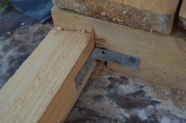 Bir ağaçtan düğüm ler ve tasarımlar oluşturmak, bir çerçevenin sabitlemesi