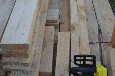 Bir ağaçtan düğüm ler ve tasarımlar oluşturmak, bir çerçevenin sabitlemesi