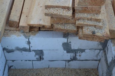 Bir ağaçtan düğüm ler ve tasarımlar oluşturmak, bir çerçevenin sabitlemesi