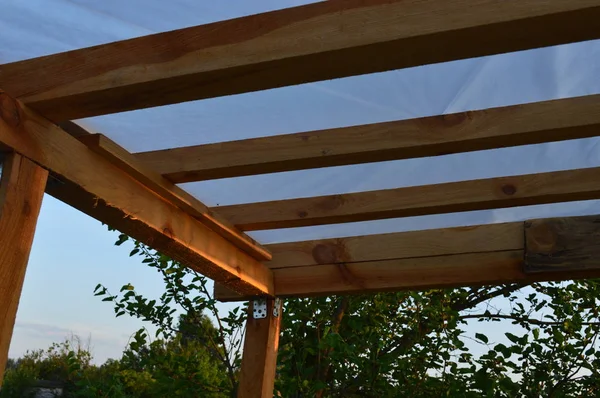 Bygga knutar och konstruktioner från ett träd, fastsättning av en ram — Stockfoto