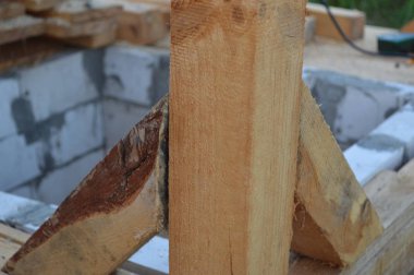 Bir ağaçtan düğüm ler ve tasarımlar oluşturmak, bir çerçevenin sabitlemesi