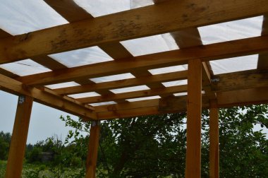 Bir ağaçtan düğüm ler ve tasarımlar oluşturmak, bir çerçevenin sabitlemesi