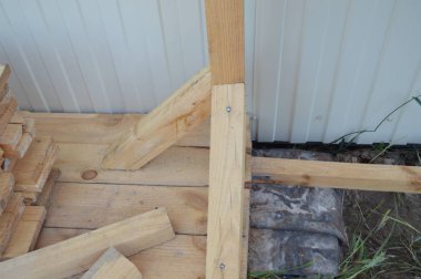 Bir ağaçtan düğüm ler ve tasarımlar oluşturmak, bir çerçevenin sabitlemesi