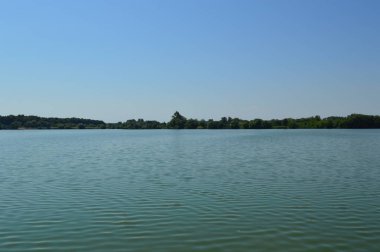 Yaz aylarında kırsal nehir Panoraması
