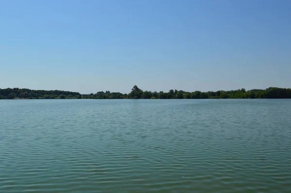 Panorama över älven på landsbygden på sommaren — Stockfoto