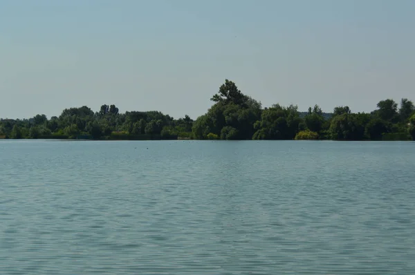 Panorama över älven på landsbygden på sommaren — Stockfoto