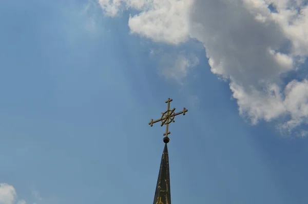 BUKY, UKRAINE - JUNE 22, 2019: Architecture and people on the st — Stock Photo, Image