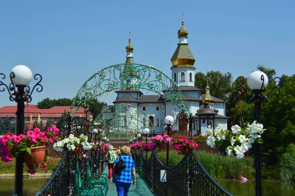 Kovalivka, Ukraina-juni 22, 2019: arkitektur och människor på t — Stockfoto