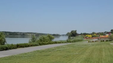 Yaz aylarında kırsal nehir Panoraması