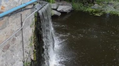 Çeşme ve şelale akan su