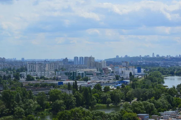 Panorama de la ciudad desde el balcón de un edificio de varios pisos —  Fotos de Stock