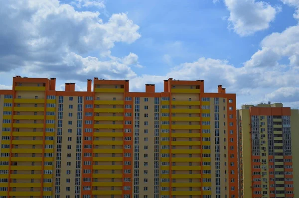 Exteriör av höghus bostadshus fasader — Stockfoto