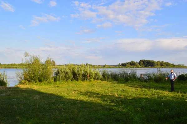 Річкова панорама і текстура води — стокове фото