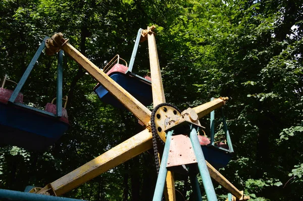 Oude kinderen carrousel schommelstoel — Stockfoto