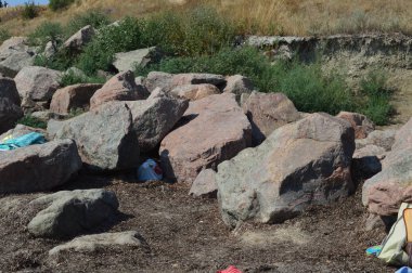 Kıyıda deniz kayası doğa