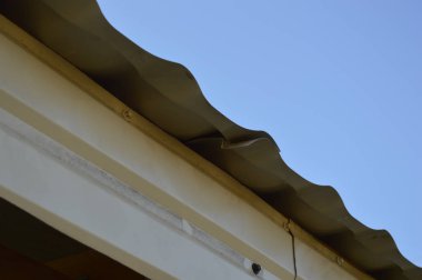 Binanın cephesine metal profil montajı