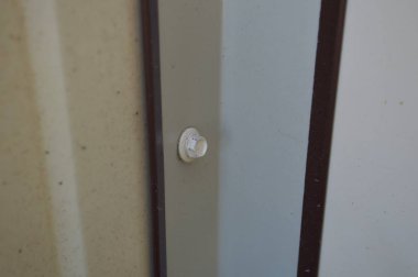 Binanın cephesine metal profil montajı