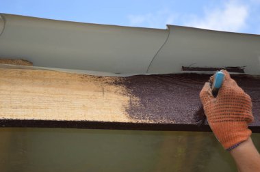 Çerçeve yapılarını kahverengi boya ile boyama