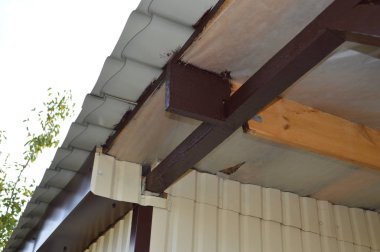 Çerçeve yapılarını kahverengi boya ile boyama