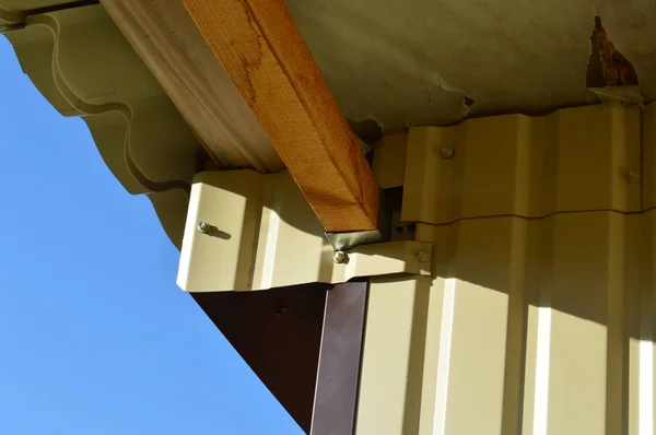 Montage van een metalen profiel op de gevel van het gebouw — Stockfoto