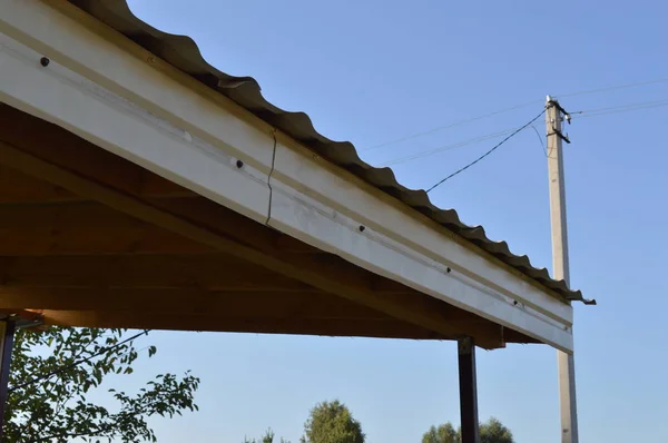 Montage van een metalen profiel op de gevel van het gebouw — Stockfoto