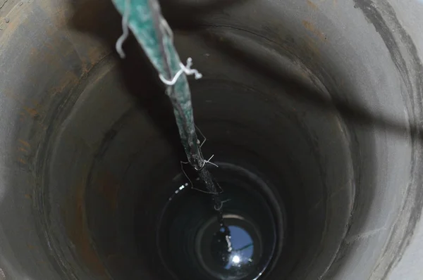 Installation d'une pompe à vibrations dans un puits d'eau — Photo