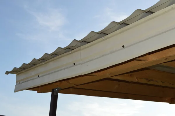 Mounting a metal profile on the facade of the building — Stock Photo, Image