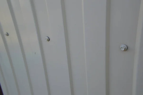 การติดตั้งโพรไฟล์โลหะบนหน้าผากของอาคาร — ภาพถ่ายสต็อก