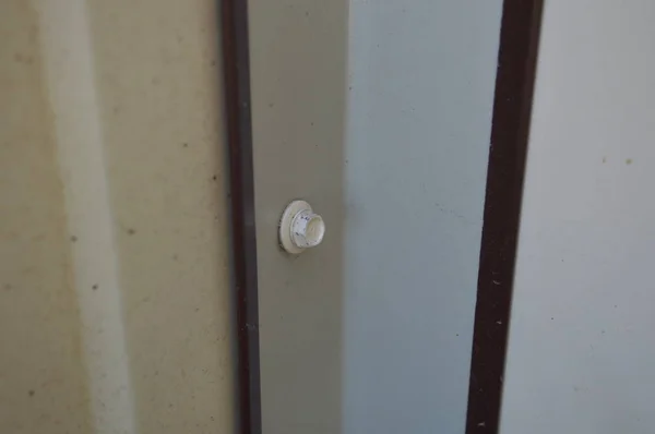Mengait profil logam pada fasad bangunan — Stok Foto