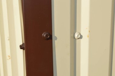 Binanın cephesine metal profil montajı