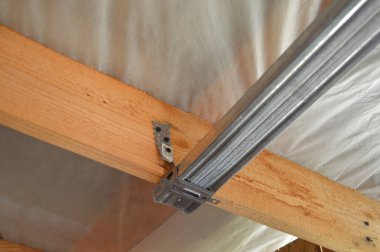 Alçıpan için metal profil montajı