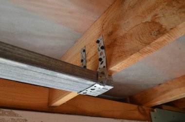 Alçıpan için metal profil montajı