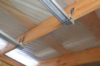 Alçıpan için metal profil montajı