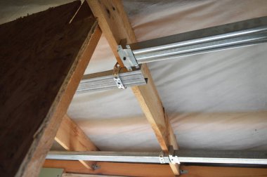 Alçıpan için metal profil montajı