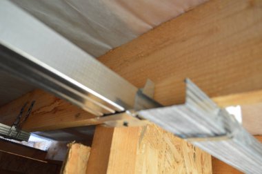 Alçıpan için metal profil montajı