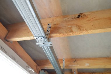 Alçıpan için metal profil montajı