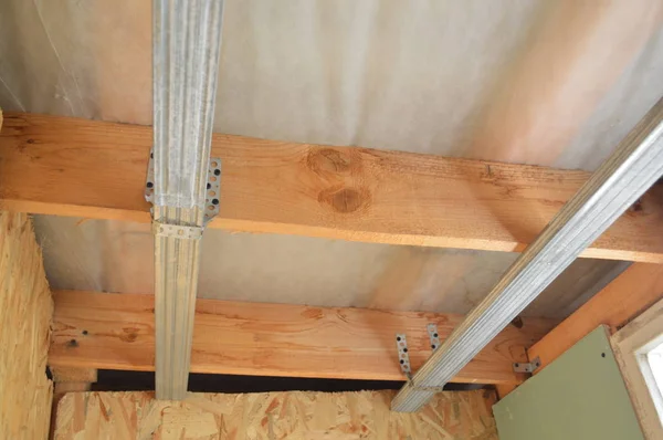 Alçıpan için metal profil montajı