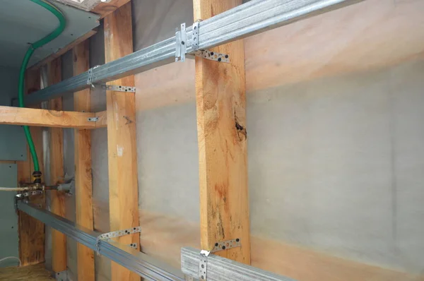 Alçıpan için metal profil montajı