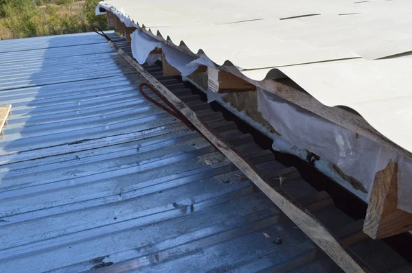 Installation of a wooden wind on the roof — Stock Photo, Image