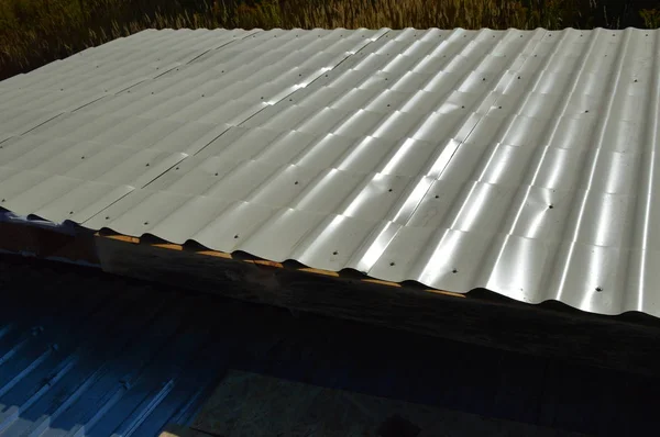 Installation eines hölzernen Windes auf dem Dach — Stockfoto