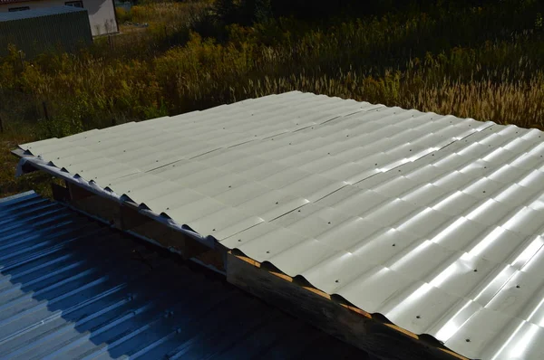 Montaż drewnianego wiatru na dachu — Zdjęcie stockowe
