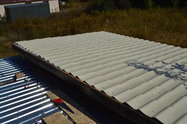 Монтаж дерев'яного вітру на даху — стокове фото