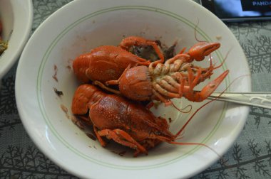 Bir tabakta hazırlanan haşlanmış kerevit