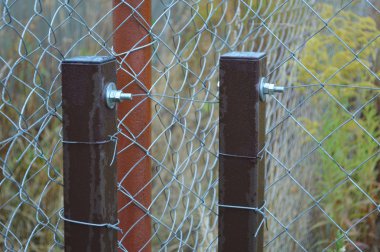 Güvenlik için çitlere dikenli tel uzadı