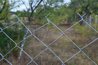 Güvenlik için çitlere dikenli tel uzadı