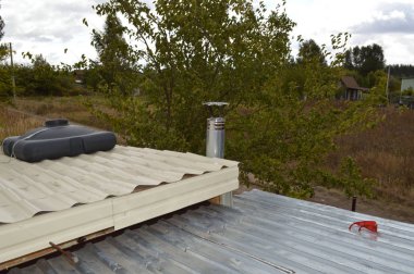 Çatıyı rüzgardan korumak için ön cam ın montajı