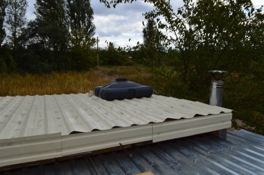 Çatıyı rüzgardan korumak için ön cam ın montajı