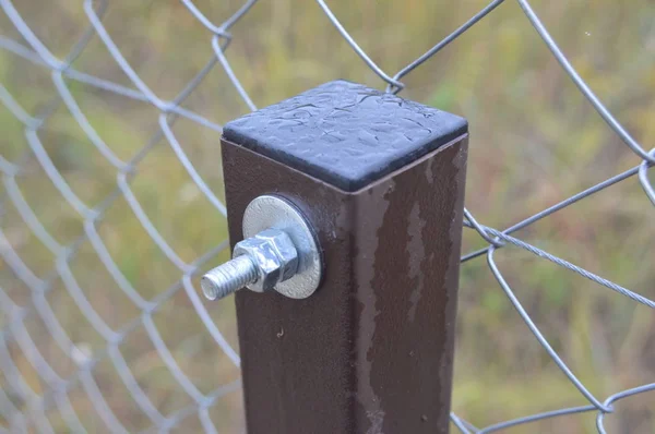 Колючий дріт, натягнутий на паркан для безпеки — стокове фото